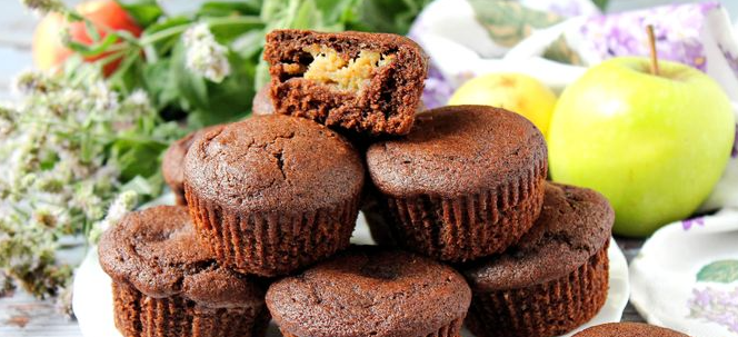 Lenten chocolate muffins with apples