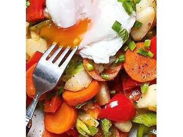 Fried vegetable salad with poached egg