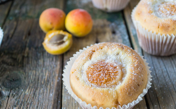 Milk muffins with apricots