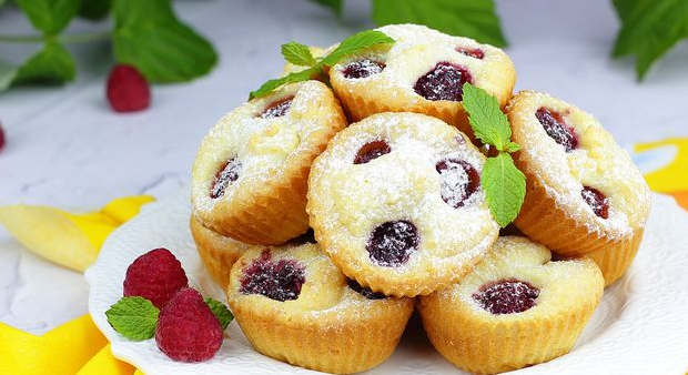 Cottage cheese muffins with raspberries