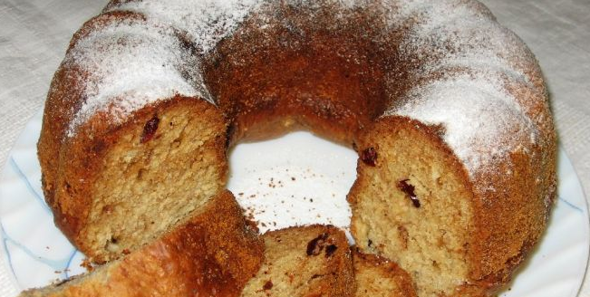Spicy cake with dried cranberries