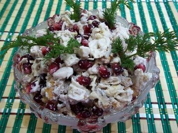 Salad with pomegranate and nuts