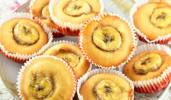 Lenten muffins with honey and bananas