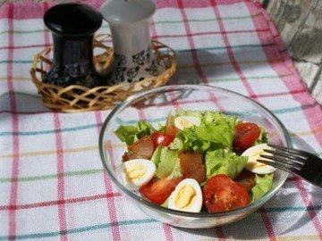 Salad with carpaccio and lemon dressing