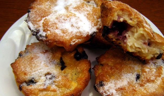 Muffins with cottage cheese and currants