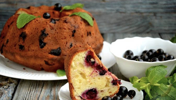 Curd cake with black currant