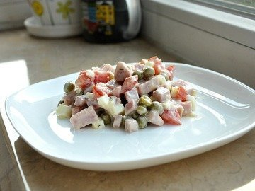 Salad with ham and tomatoes