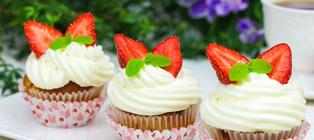 Muffins with strawberries and cream cheese cream
