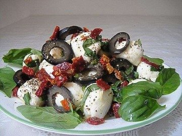Mozzarella Salad with Olives and Dried Tomatoes