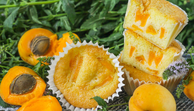 Cupcakes with apricots