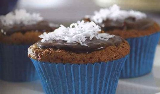 Muffins with coconut and chocolate cream