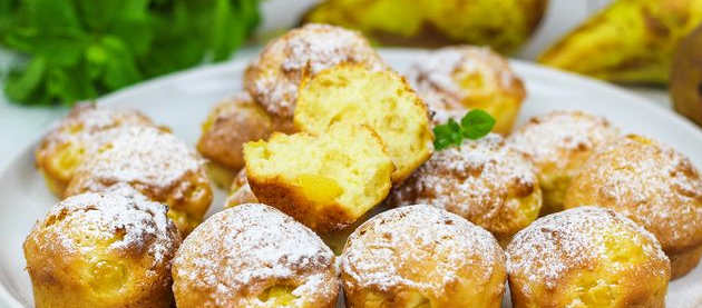 Cottage cheese buns with pear