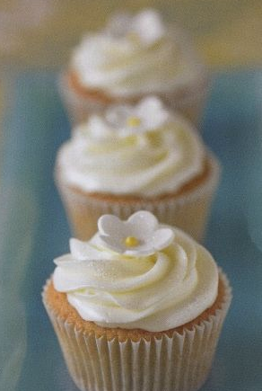 Muffins with lemon curd and buttercream