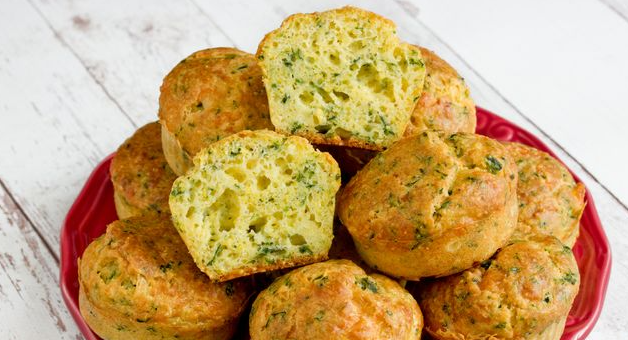 Corn muffins with spinach and cheese
