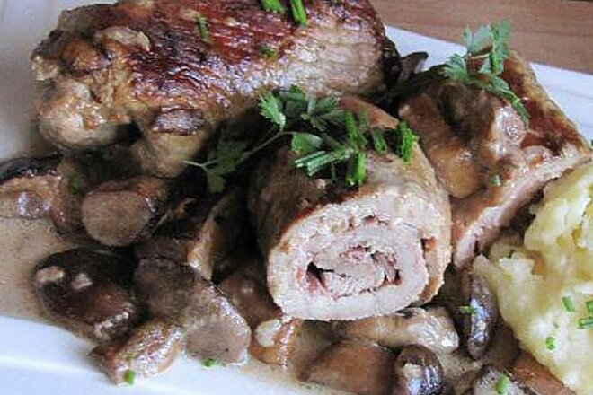Meat rolls with garlic in mushroom sauce