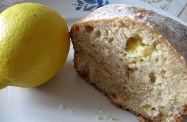 Lemon cake with cinnamon