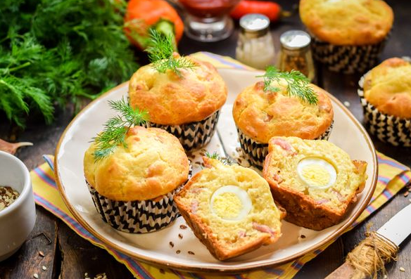 Kefir muffins with bacon and quail eggs