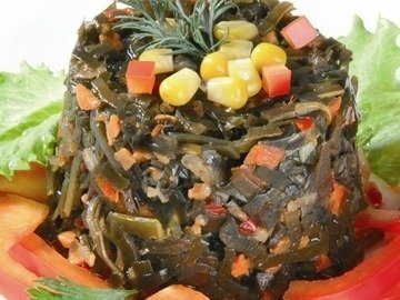 Salad with seaweed and corn