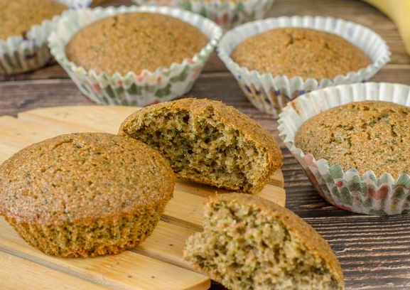 Banana muffins with spinach and cinnamon