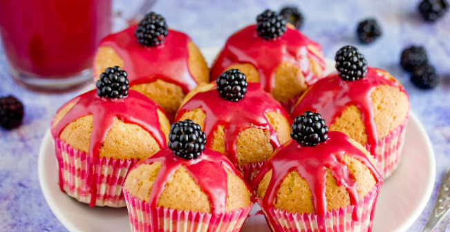 Muffins with blackberry and blackberry glaze