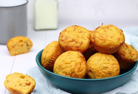 Cheesy muffins with sun-dried tomatoes