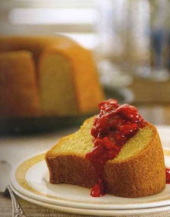Cupcake with raspberry sauce