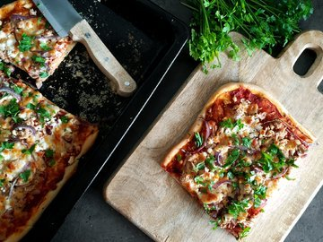 Pizza with tuna and goat cheese