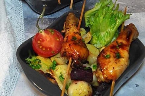 Grilled chicken drumstick and vegetables