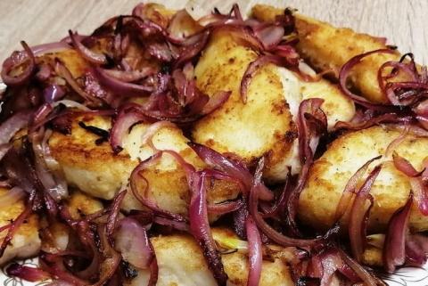 Fried catfish with onions