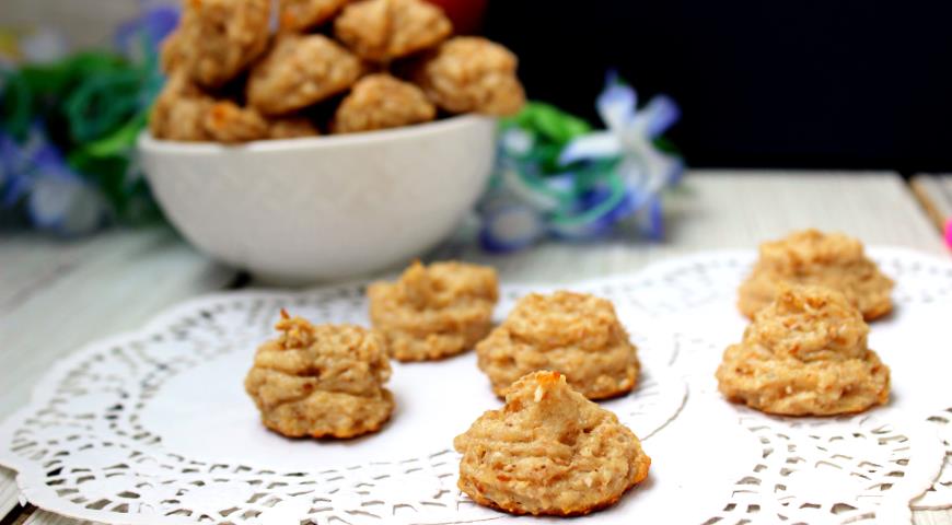 Cottage cheese cookies with banana, apple and oatmeal