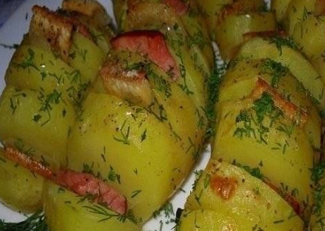Potatoes with bacon in foil
