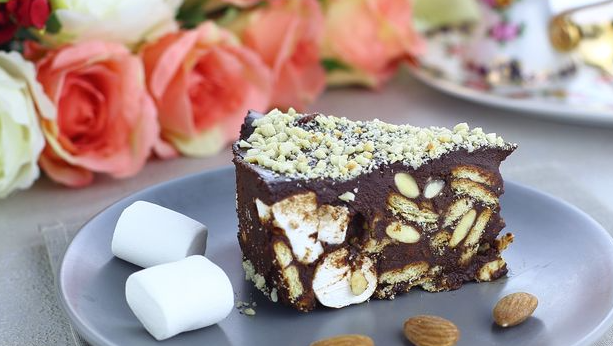 Chocolate cake with marshmallows, cookies and nuts (no bake)