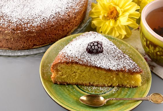 Lemon cake with olive oil and liqueur
