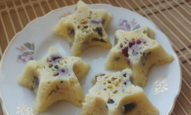 Cupcakes with currants and chocolate (in the microwave)