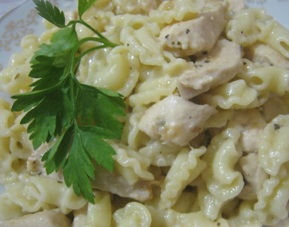Pasta with chicken breast with cream sauce