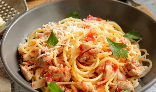 Spaghetti with chicken in tomato sauce