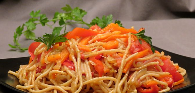 Spaghetti with sweet peppers and tomatoes