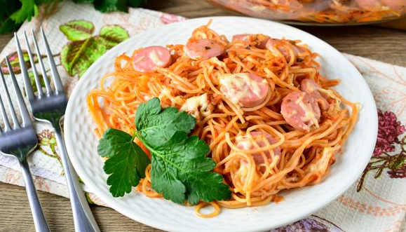Spaghetti with sausages and cheese in tomato sauce (in the oven)