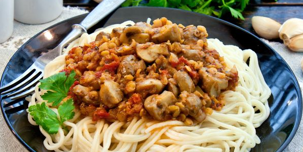 Spaghetti with lentils and mushrooms