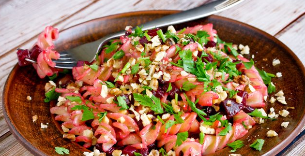 Pasta with beets and walnuts