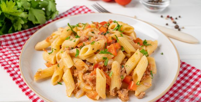 Pasta with vegetables and canned tuna