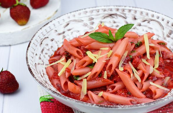 Pasta with strawberry sauce