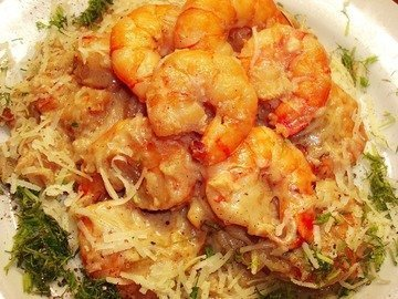 Pasta with shrimps and cream sauce