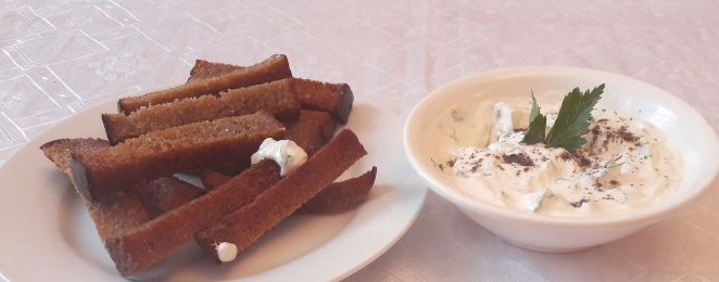 Croutons with garlic sauce, for beer