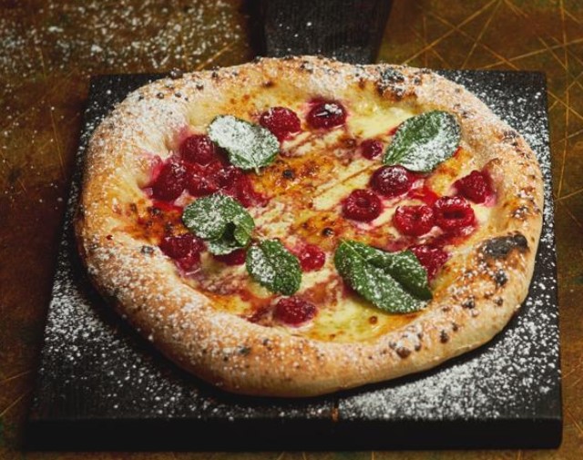 Sweet pizza Raspberry and mascarpone