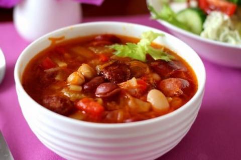 Bean soup with hunting sausages