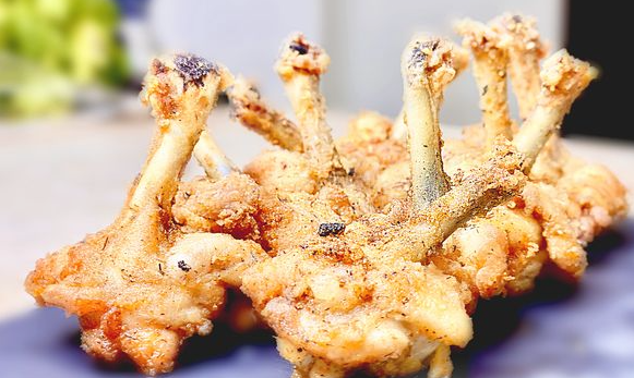 Crispy fried chicken wings