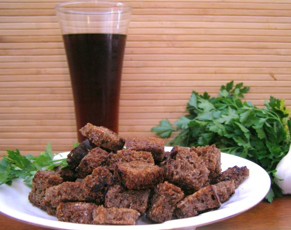 Black croutons for beer