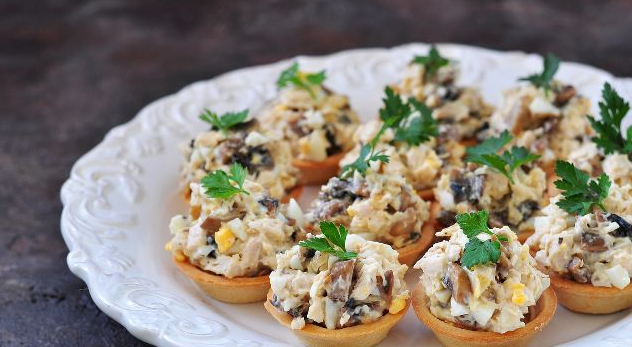 Tartlets with chicken and mushrooms