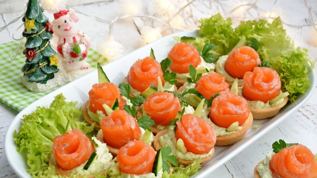 Tartlets with cream cheese, avocado and red fish